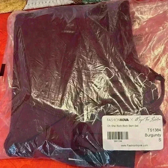 Fashion Nova Oh She Rich Rich Skirt Set Size Small Burgundy NWT - Picture 11 of 11